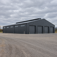 Entrepôt à structure en acier à portée libre, plusieurs baies de chargement, atelier métallique isolé et résistant aux intempéries, bâtiment de stockage/garage/bas-cour