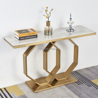 Table console longue en marbre carré avec pieds dorés, style moderne minimaliste italien de luxe, pour hall d'hôtel, entrée ou couloir.