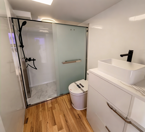 Cabane Apple personnalisée et élégante avec balcon pour complexe de loisirs et villa de vacances privée - Product Image 5