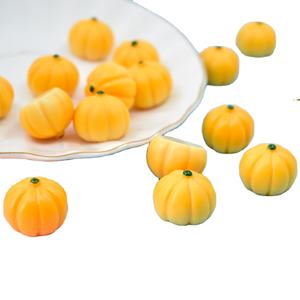 Venta al por mayor de cabujones de resina 3D con forma de calabaza para manualidades, pendientes, colgantes y decoraciones navideñas - Product Image 1