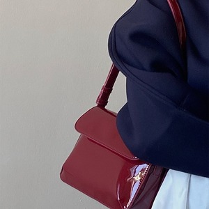 กระเป๋าสะพายไหล่ทรงสี่เหลี่ยมเล็กหนังแก้วสีแดงสไตล์เรโทร ขนาด 7 นิ้ว พร้อมตัวล็อคแม่เหล็ก กันน้ำ ใช้ได้ทุกวัน ฤดูใบไม้ผลิ 2026 - Product Image 2