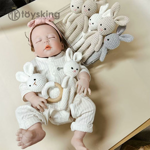 Coffret cadeau personnalisé pour nouveau-né, avec chaussures pour nouveau-né offertes, hochet-griffoir en crochet fait main, brosse, serviette en mousseline et couverture - Product Image 2