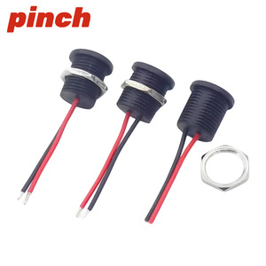Conector Hembra Tipo C 2P 4P Reversible para Carga en Coche, Montaje de Plástico Negro - Product Image 3