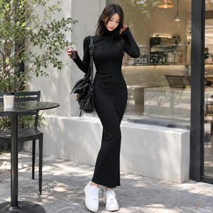 Robe pull longue moulante noire en maille à col roulé pour femme, taille naturelle, style minimaliste, idéale pour l'automne - Product Image 4