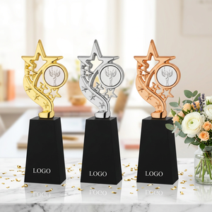 Trofeo Metálico Premium en Forma de Estrella, Fundido a Presión, con Diseño Portátil, Opción de Grabado y Base de Madera Negra para Eventos Profesionales - Product Image 1