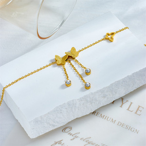 Cheville élégante en acier inoxydable plaqué or avec pendentif papillon givré et creux, ornée de cristaux et de pompons, style minimaliste - Product Image 3