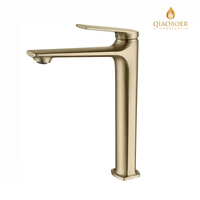 Robinet de salle de bain moderne avec corps haut en or brossé et poignée unique, mitigeur de lavabo anti-éclaboussures pour hôtel et maison