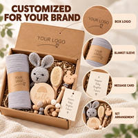 Coffret Cadeau Créatif pour Bébé - Trousse de Soins pour le Bain, Hochet Tricoté, Anneau de Dentition Apaisant, Jouets en Bois - Ensemble de 6 Pièces pour 0-24 Mois