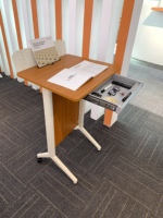 Podium ergonomique classique rouge et blanc, design moderne, mobilier adapté aux bureaux d'ordinateur portables ou aux bureaux verticaux pour l'école ou le bureau