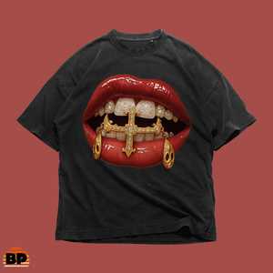 T-shirt Oversize Unisex Streetwear Vintage con Grafica Labbra e Croce Gold Grillz - Maglietta Audace con Arte Labiale - Product Image 1