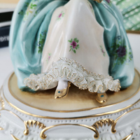 Figurine en porcelaine à succès : Femme jouant du violon, design moderne, ornement artisanal à suspendre, accessoires de décoration pour la maison et l'hôtel