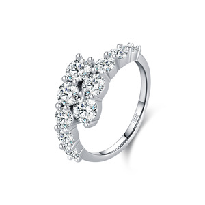 Anillo de Plata de Ley S925 con Circonitas Marquise y Redondas, Diseño Floral, Media Eternidad, Brillante y Elegante - Product Image 1