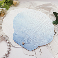 Tarjetas de menú de boda de acrílico transparente con forma de concha azul pálido con accesorios de perlas y patrón en relieve 3D para decoración de eventos de boda