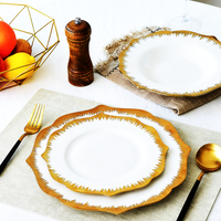 Chine Vente en gros Ensemble de jolies assiettes en céramique de luxe avec plaque d'or pour la fête de mariage