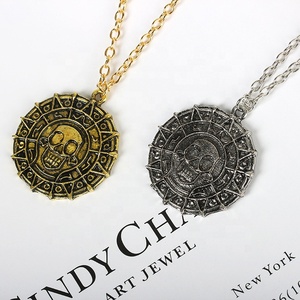 Collana <span class=keywords><strong>Pirati</strong></span> <span class=keywords><strong>dei</strong></span> Caraibi in Oro, Collana da Uomo con Ciondolo a Forma di Teschio - Product Image 4