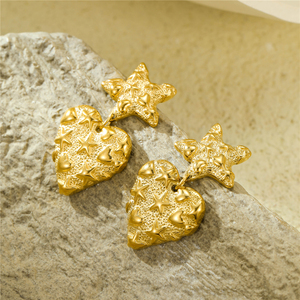 Boucles d'oreilles clous en acier inoxydable 316 en forme de cœur, plaquées or 18 carats, texturées, inaltérables, pour bijoux de mode rétro tendance pour fêtes - Product Image 1