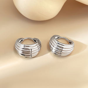 Pendientes de latón con rayas de alta gama, chapados en oro de 18k, accesorios de moda versátiles para mujer. - Product Image 3