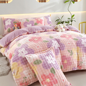 Set di Biancheria da Letto in Velluto a Bolle 4 Pezzi, Copripiumino con Ricamo di Farfalle Nere - Product Image 5