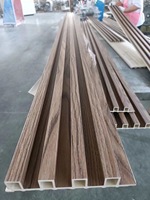 Panneaux écologiques d'usine directe Panneaux muraux en bois composite imperméable à l'eau Panneaux muraux à lamelles WPC cannelées modernes ignifuges