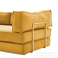 Minimalistisches beigefarbenes Stoffsofa mit Metallbeinen und gepolsterten Armlehnen für das Wohnzimmer
