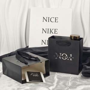 Sac en papier personnalisé de luxe avec logo en feuille d'or mat gaufré laminé, grand, moyen, blanc, cadeau, sac en papier robuste pour magasin de vêtements, sac de shopping - Product Image 5