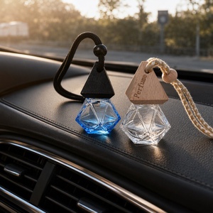 Diffuseur de parfum pour voiture 8 ml <span class=keywords><strong>en</strong></span> <span class=keywords><strong>verre</strong></span> facetté rechargeable avec bouchon <span class=keywords><strong>en</strong></span> bois, diffuseur suspendu pour huiles essentielles, idéal pour véhicules et usines - Product Image 1