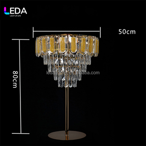 Support de fleurs en métal doré LEDA, centre de table avec support en métal et cristal, avec éclairage pour la décoration de mariage, de fête ou d'événement - Product Image 3