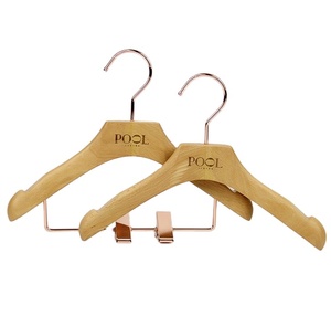 Vente chaude <span class=keywords><strong>Cintre</strong></span> pour bébé en bois naturel <span class=keywords><strong>Cintre</strong></span> pour <span class=keywords><strong>costume</strong></span> et manteau avec pinces métalliques - Product Image 1
