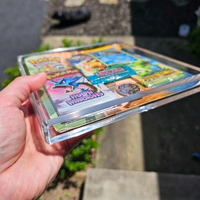 Étui de présentation moderne en acrylique transparent pour 3 packs de cartes Pokémon sous blister, support de protection premium de 8 mm d'épaisseur pour TCG