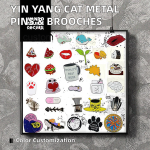 Pins metálicos Yin Yang para gatos, bonitos broches de aleación fundida con impresión UV de diseño de alienígena, ideales para ropa de gatos, souvenirs y regalos de amor. - Product Image 2