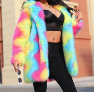 Chaqueta Elegante de Invierno para Mujer, con Capucha de Piel Sintética, Estampada, Cierre Doble Abotonado, Prenda Exterior Moderna y con Estilo - Product Image 3