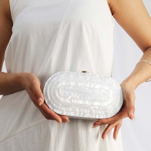 Borsa a tracolla a strati in acrilico a trapezio con catena singola e motivo serpente, alla moda per serate ed eventi, e da viaggio - Product Image 4