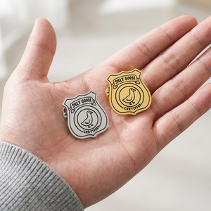 Insignia/Broche <span class=keywords><strong>de</strong></span> Esmalte Personalizado <span class=keywords><strong>de</strong></span> Acero Inoxidable Yiwu Aceon con Nombre <span class=keywords><strong>de</strong></span> Equipo/Club, Logotipo Grabado, Diseño <span class=keywords><strong>de</strong></span> Pato Divertido/<span class=keywords><strong>Meme</strong></span> - Product Image 2