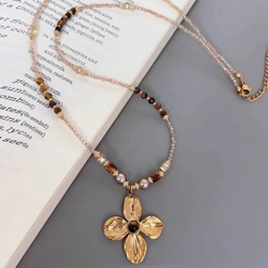قلادة ذهبية عتيقة بتصميم زهرة من الفولاذ المقاوم للصدأ مع خرز زجاجي بني، قلادة بوهو رياضية للنساء للمناسبات الكاجوال والحفلات - Product Image 2