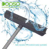 DOOSO Brosse à poils d'animaux pour tapis avec long manche, balai en caoutchouc, raclette en silicone, perche télescopique