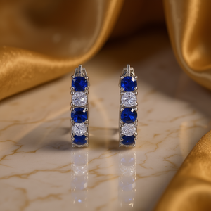 Pendientes Levian Huggie de Plata 925 con Zafiro Redondo de Corte Brillante y Engaste de Garra, Joyería Clásica de Boda para Mujer - Product Image 2