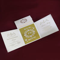 Carte de luxe personnalisée en papier doré au design papillon avec texte en papier blanc et doré couverture rigide pour faire-part de mariage dans une enveloppe