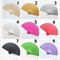 Kipas Pernikahan Kayu Schima Superba Berpola Warna-Warni, Berlubang Penuh, Harum, Logo Dapat Disesuaikan