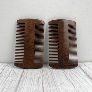 Pettine per <span class=keywords><strong>Barba</strong></span> da <span class=keywords><strong>Uomo</strong></span> con Manico in Legno di Sandalo, Doppia Finitura a Denti Larghi e Fini, per Uso Domestico, a Marchio Privato - Product Image 3