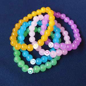 Pulseras de Cuentas de Plástico Coloridas y Modernas para Niños con Dijes de Letras y Corazones Unisex - Product Image 5