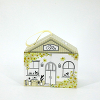 Petite boîte cadeau en papier dur personnalisée boîte d'emballage de bonbons spéciale en forme de maison à double porte avec poignée en ruban