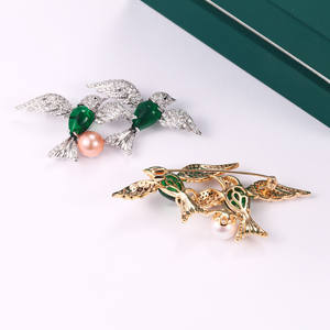 Broches de Flores con Perlas de Agua Dulce Edison de 9mm Incrustadas en Aleación de Cobre, Joyería al por Mayor de Yan Shuangfei - Product Image 3