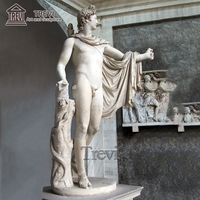 Statue d'Apollon en marbre, dieu grec antique, sculptée à la main dans la cour de la villa