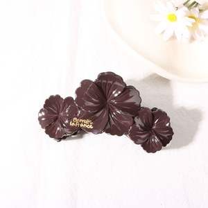 Pince à cheveux élégante en plastique brillant à trois fleurs de 11 cm pour femme, vente en gros - Product Image 6