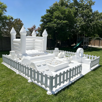 Équipement de jeu souple avec château gonflable, clôture blanche, toboggan, balançoire, articles de jeu souples pour tout-petits, idéal pour la location de fêtes d'anniversaire pour enfants
