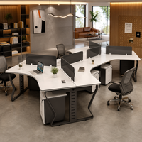 Poste de travail modulaire à 120 degrés avec pieds en acier courbés, table de centre d'appels en cluster avec écrans d'intimité, personnalisable
