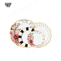 Ensemble d'assiettes en céramique florales-géométriques chic Motifs uniques pour décor de table de mariage bohème élégant
