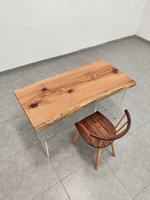 Table basse contemporaine élégante en bois massif de chêne rouge à bord naturel, faite à la main, robuste, écologique et polyvalente pour la maison