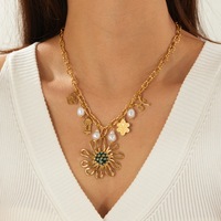 Collier Charme Jardin Fantaisiste en Acier Inoxydable Plaqué Or PVD 18K avec Perles Marguerites et Breloques Cage à Oiseaux pour un Style Quotidien Ludique