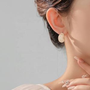 Pendientes de Botón Geométricos de Lujo de Alta Gama en Plata S925 con Incrustaciones de Circonita, Regalo Moderno - Product Image 4